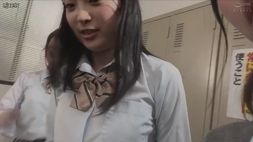 交谈 · 站立 · 自然 · 多人 · 储物柜 · 上半身特写 · JK校服 · 学校更衣室