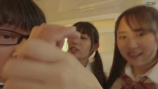 脸部 · 眼镜 · 站立 · 微笑 · 对视 · 房间 · 多人 · JK制服