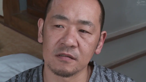 室内 · 脸部特写 · 灰色上衣 · 凝视 · 平淡 · 男性 · 正面