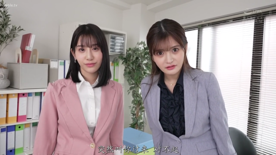 室内 · 单人 · 面部 · 平静 · 衬衫 · 注视 · 侧视