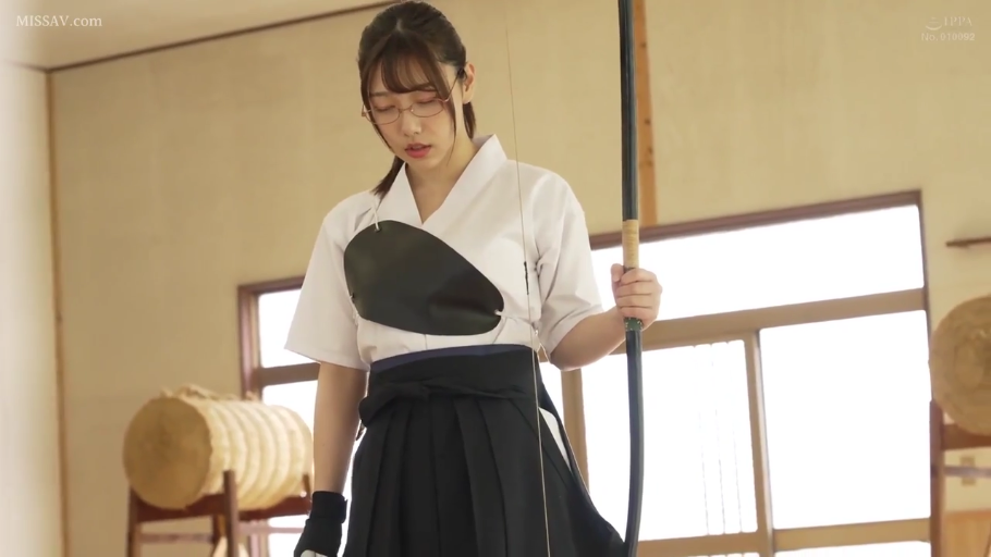 专注 · 站立 · 中景 · 道场 · 弓道服 · 持弓 · 弓