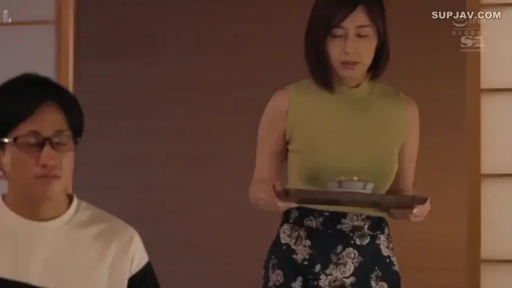 站立 · 中景 · 客厅 · 托盘 · 服务 · 绿色无袖上衣 · 生活场景 · 从顺