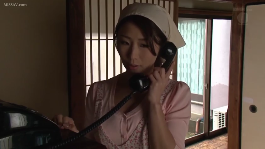 微笑 · 跪姿 · 上半身 · 自然光 · 白色泳衣 · 室内窗前 · 下拉肩带