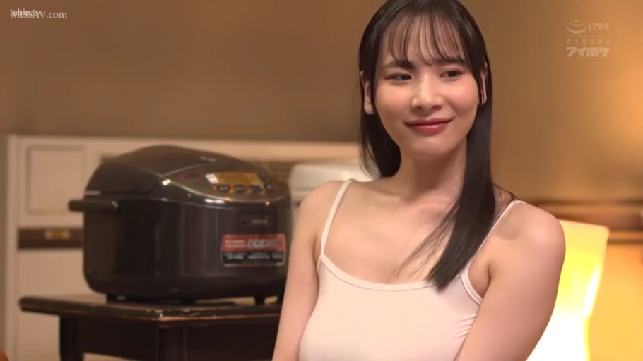 半身特写 · 长发 · 甜美微笑 · 室内厨房 · 注视侧方 · 电饭煲 · 白色吊带衫 · 侧身坐姿