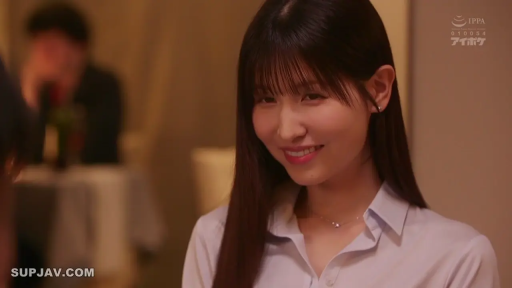 座り姿勢 · 顔のクローズアップ · 注視 · 餐厅 · 浅色衬衫 · 迷之微笑