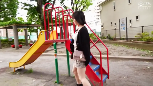 全身 · 行走 · 屋外 · 公園 · 散歩 · 针织衫配短裙 · 滑梯