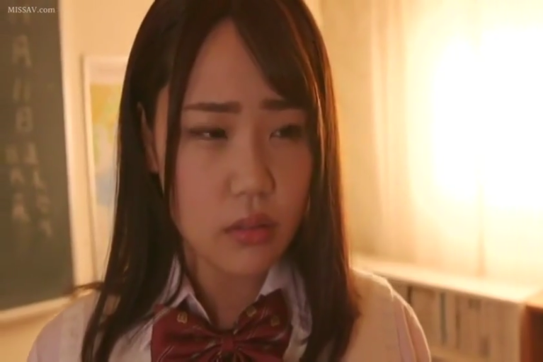 憂鬱 · 教室 · 顔部のクローズアップ · 站立 · 注視 · JK制服 · 长发