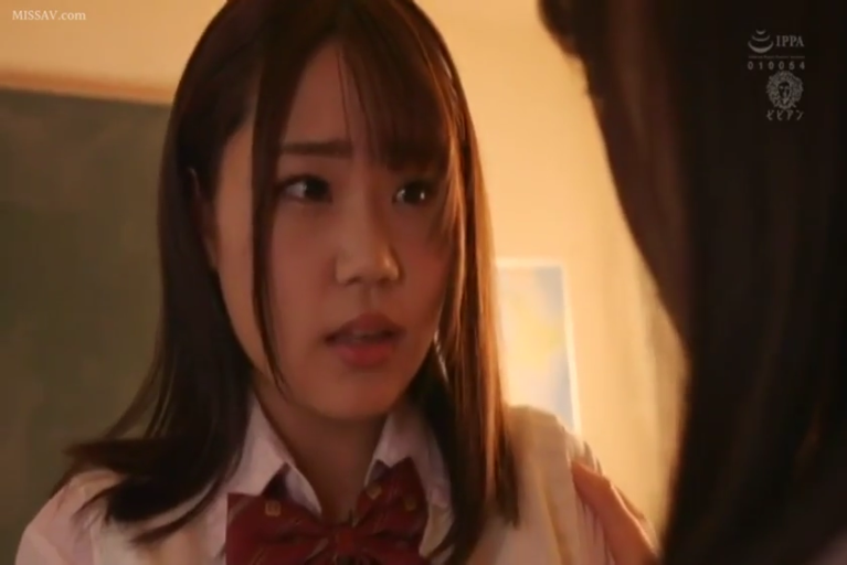 赤い蝶ネクタイ · 教室 · 站立 · 顔のクローズアップ · 対話 · 黑板 · 女子学生 · 担忧