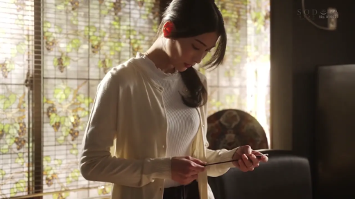 室内 · 严肃 · 站立 · 观察 · 剧情 · 针织衫 · 银针