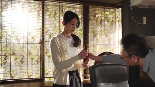 室内 · 严肃 · 站立 · 中景 · 站姿 · 淑女 · 针织开衫 · 转椅