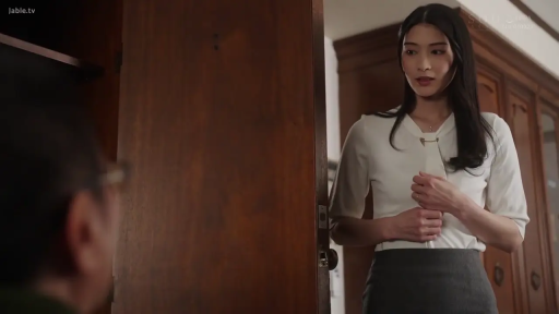 室内 · 严肃 · 站立 · OL装 · 中景 · 制服 · 对视 · 木柜