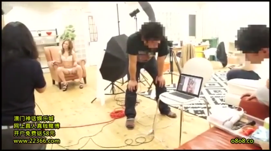 座り姿勢 · 全景 · 平静 · 椅子 · 摄影棚 · 撮影 · 白色内衣 · 幕后