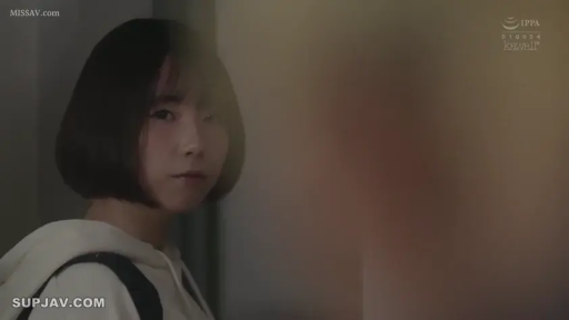 室内 · 回眸 · 特写 · 凝視 · 冷淡 · リュックサック · 白色卫衣 · 清純感