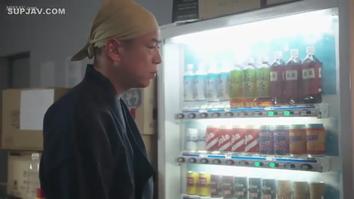 室内 · 站立 · 平静 · 侧面中景 · 中年男性 · 挑选 · 深色工作服 · 自动售货机