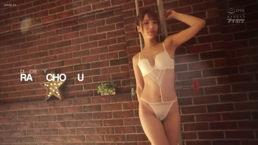 Indoor · Close-up of the face · Stand · Smile · Gaze · 清纯 · 白背心