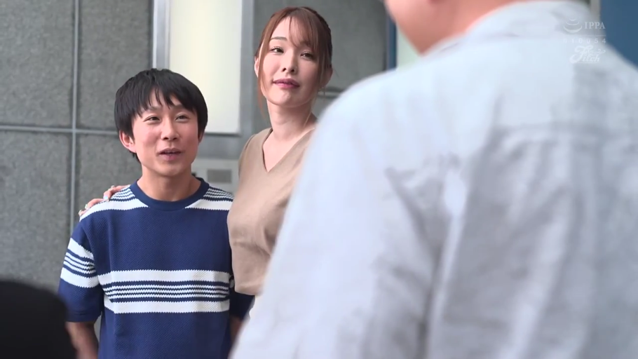 室内 · 交谈 · 揽肩 · 中景 · 矮个子男 · V领上衣 · 玩味