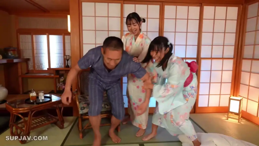 站立 · 障子门 · 中景 · 微笑 · 双人 · 整理衣服 · 日式和室 · 和式浴衣