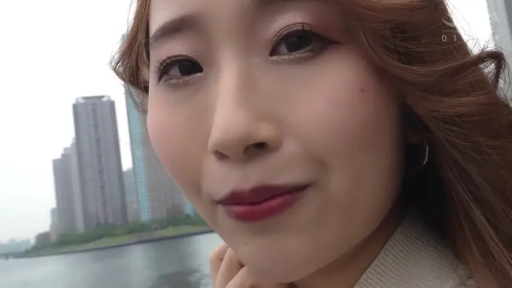 脸部特写 · 微笑 · 面对镜头 · 正面 · 户外河边 · 浅色针织衫 · 户外清纯