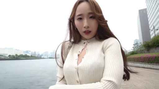 顔部のクローズアップ · 站立 · 微笑 · 注視 · 屋外 · 毛衣 · 仰拍