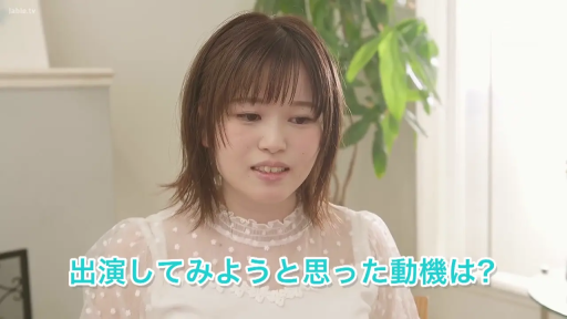 室内 · 座り姿勢 · 面部 · 字幕 · 平静 · 注视镜头 · 観葉植物 · 白色蕾丝衫