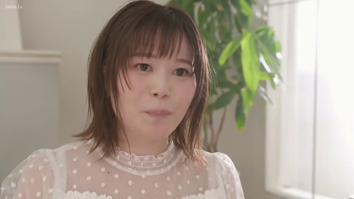 字幕 · 对话 · 头部特写 · 端坐 · 喜悦 · 白色波点蕾丝衫 · 居家室内 · 室内植物