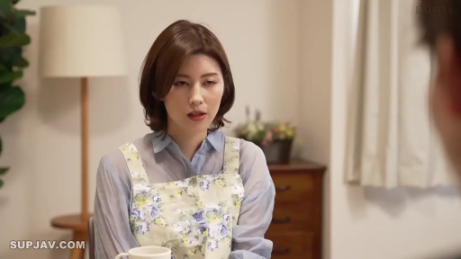 Sitting Posture · Serious · Medium shot · Living room · 谈话 · Mature woman · Floral apron · Water cup