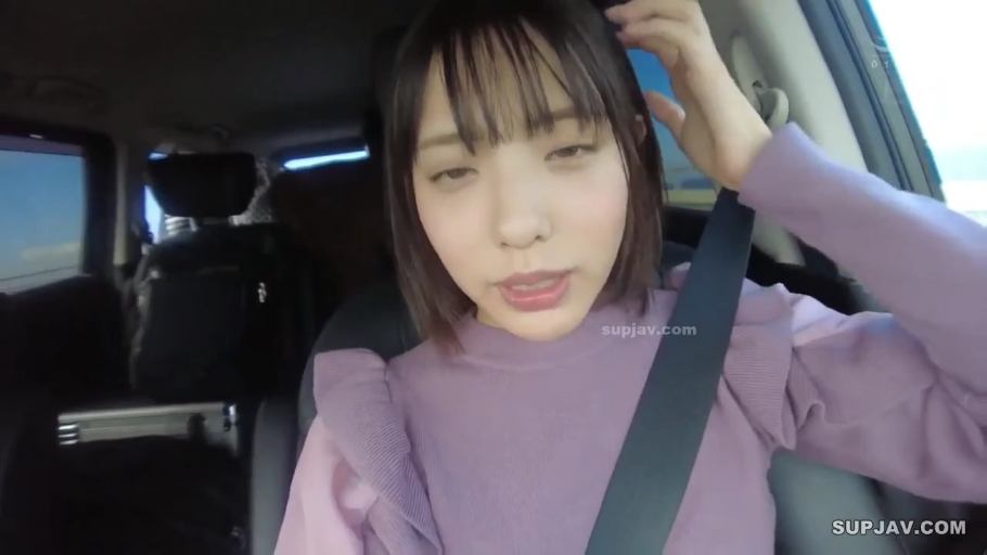 坐姿 · 脸部特写 · 自然 · 车内 · 短发 · 安全带 · 紫色上衣 · 撩头发