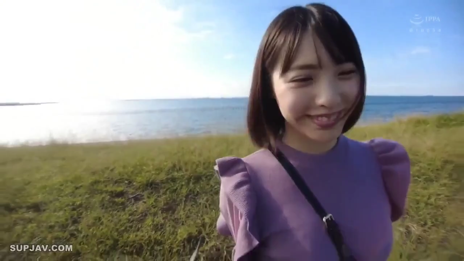 Standing Posture · 近景 · 户外草地 · 紫色上衣