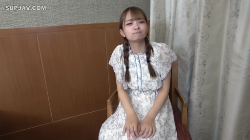 面对镜头 · 居家室内 · SUPJAV · 半身镜头 · 碎花无袖连衣裙 · 端正坐姿 · 鼓腮卖萌 · 木质靠背椅