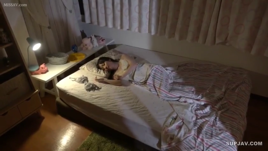 臥室 · 閉眼 · 侧卧 · 睡衣 · 睡覺