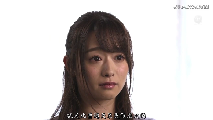 室内 · 忧郁 · 脸部特写 · 中文字幕 · 谈话 · 正面 · 浅色上衣