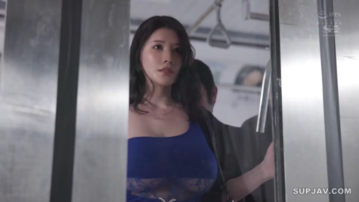 忧郁 · 站立 · 半身特写 · 电车 · 乘车 · 亚洲女性 · 吊环 · 蓝色露肩蕾丝裙