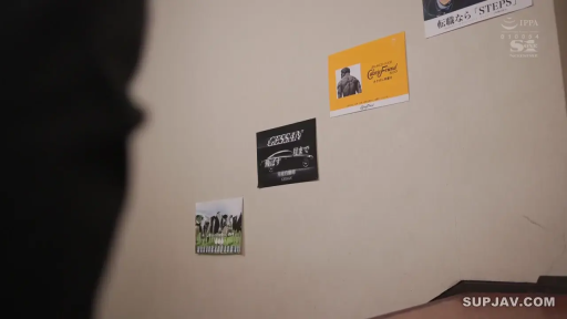 站立 · 扶手 · 半身特写 · 电车 · 痴汉题材 · 斑马纹外套 · 不安 · 遮掩胸部