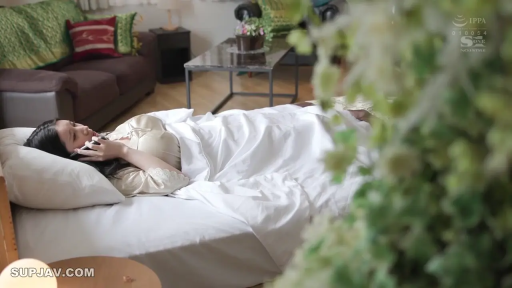 卧室 · 自然 · 居家 · 手机 · 打电话 · 侧卧 · 睡裙