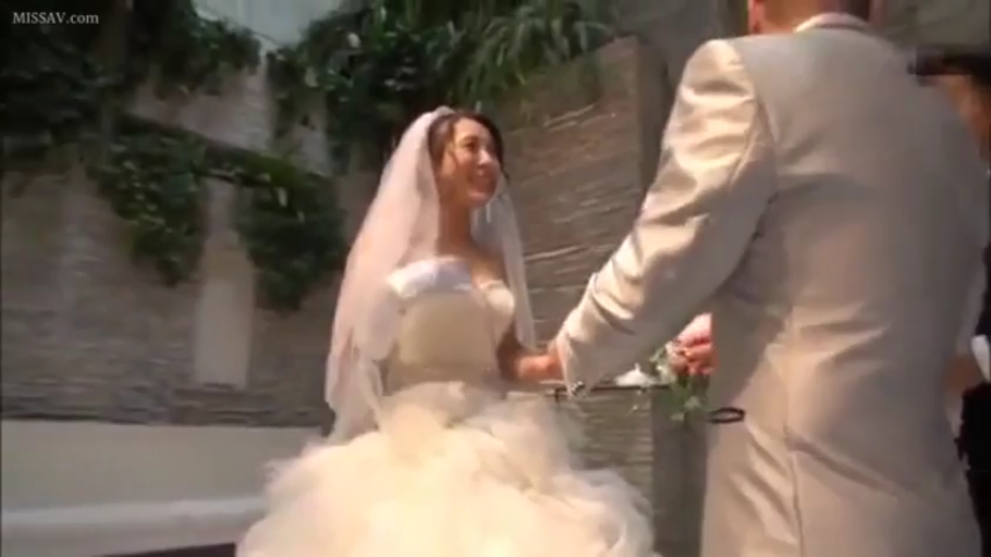 站立 · 中景 · 微笑 · 婚纱 · 婚礼现场 · 捧花 · 婚礼主题 · 结婚仪式