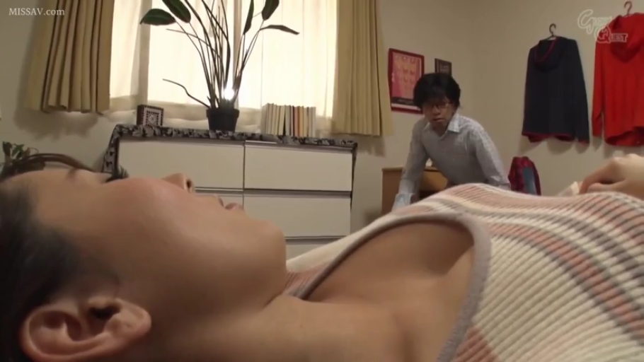 室内 · 仰卧 · 侧脸特写 · 条纹背心