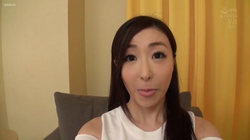 Sitting Posture · 自然 · 面部特写 · 居家 · White tank top · Room · 注视镜头