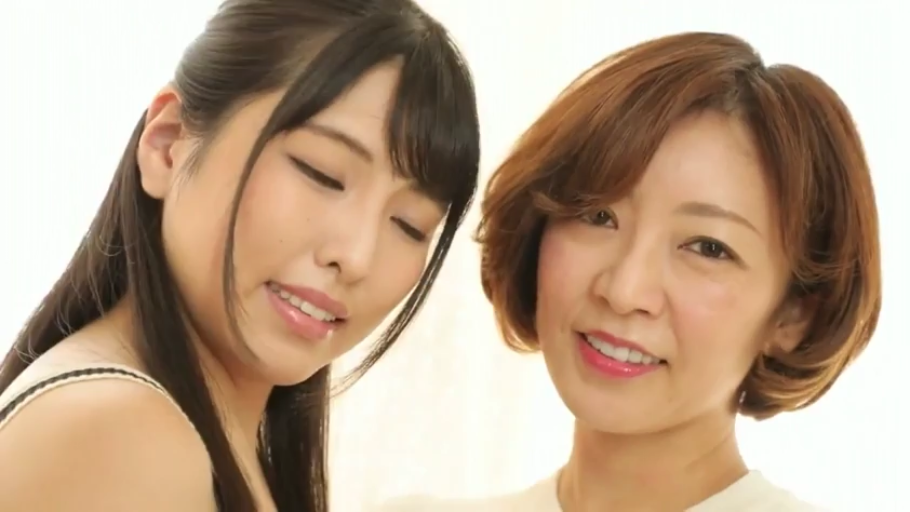 室內 · 脸部 · 微笑 · 背心 · 对视 · 双人 · 依偎