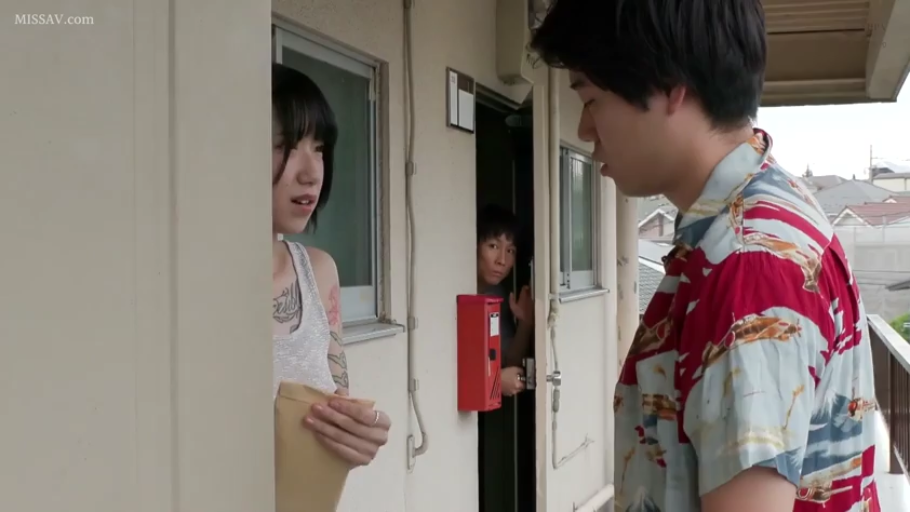 交谈 · 严肃 · 站立 · 中景 · 背心 · 走廊 · 信封