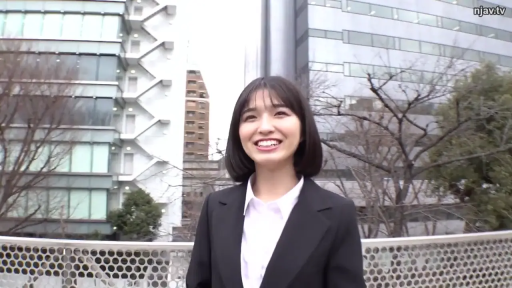 站立 · 黑色西装外套 · 面对镜头 · 半身 · 灿烂笑容 · 室外都市背景 · 金属护栏 · 波波头短发