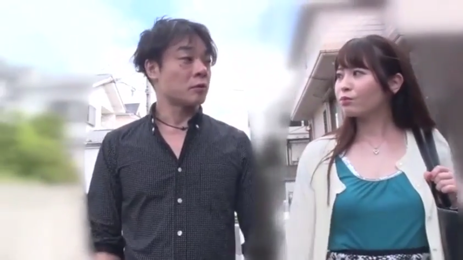 交谈 · 行走 · 中景 · 自然 · 长裙 · 手提包 · 户外 · 素人感