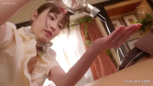 俯身 · 专注 · 技師服 · 日本AV · 按摩店 · 潤滑油瓶 · 倒油特写 · 倒按摩油