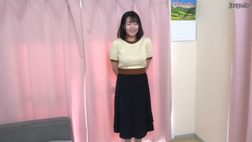 脸部特写 · 站立 · 项链 · 户外 · 公园 · 白色无袖上衣 · 甜美微笑 · 拍摄视频