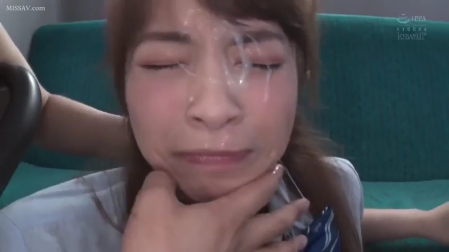 室内 · 坐姿 · 交谈 · 自然 · 面部特写 · 灰色上衣 · 熟女