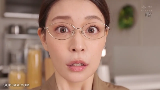 室内 · 眼镜 · 脸部特写 · 注视 · 惊讶 · 正面 · 亚洲女性 · 棕色衬衫