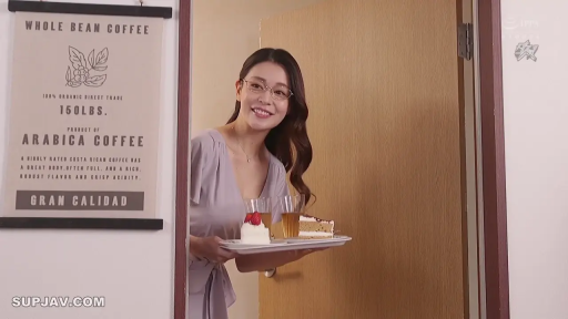 站立 · 中景 · 微笑 · 熟女 · 门口 · 托盘 · 紫色连衣裙 · 送餐