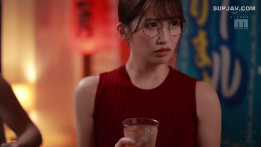 居酒屋 · 胸部以上特写 · 红色无袖上衣