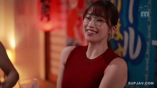 Sitting Posture · Glasses · Close-up of the face · Smile · Chat · 居酒屋 · 马尾辫 · 红色无袖针织衫