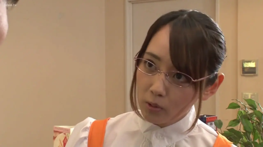 严肃 · 眼镜 · 站立 · 橙色围裙 · 面部特写 · 室内餐厅 · 职场制服 · 交谈训斥