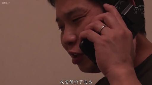 室内 · 面部特写 · 戒指 · 生活化 · 打电话 · 深色上衣 · 说话 · 侧头